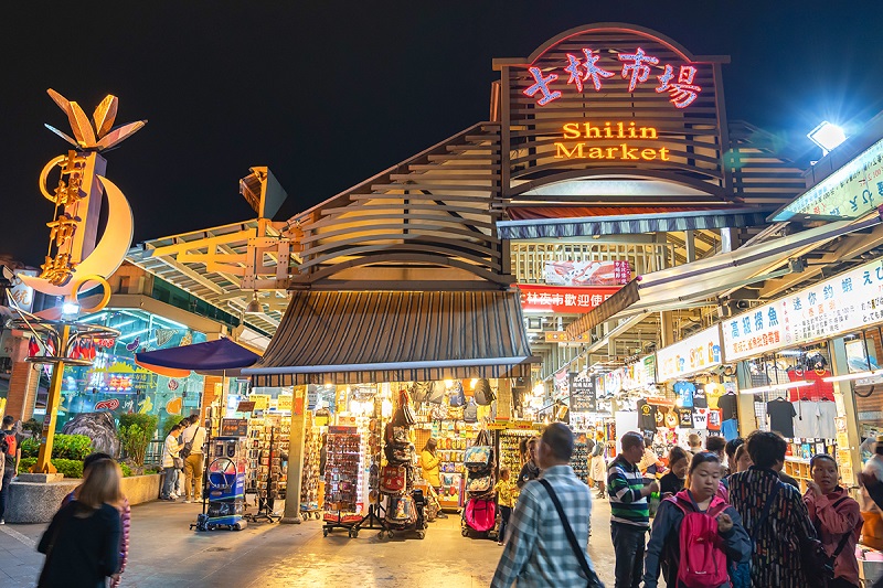 chợ đêm Shilin ở Đài Loan đông vui, tấp nập, sáng đèn về đêm